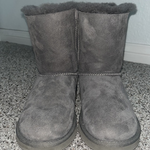 Cute UGGs with bow on the back! - Picture 2 of 2